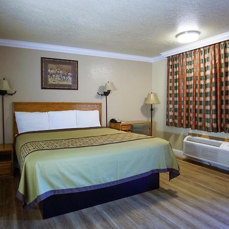 Charm Motel & Suites Burney Kültér fotó