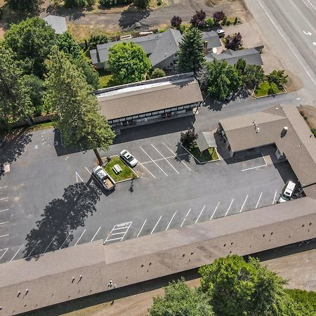 Charm Motel & Suites Burney Kültér fotó