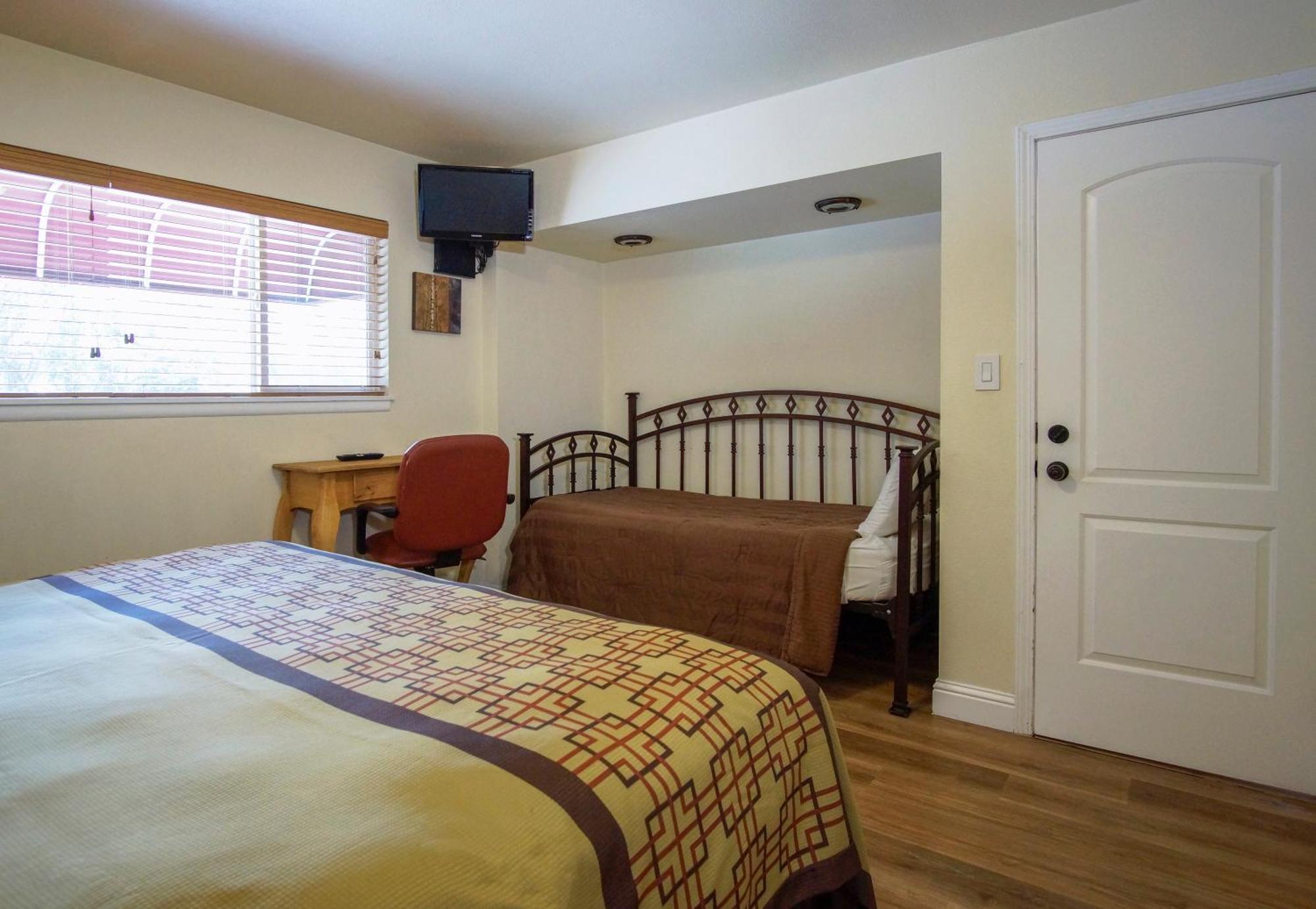 Charm Motel & Suites Burney Kültér fotó