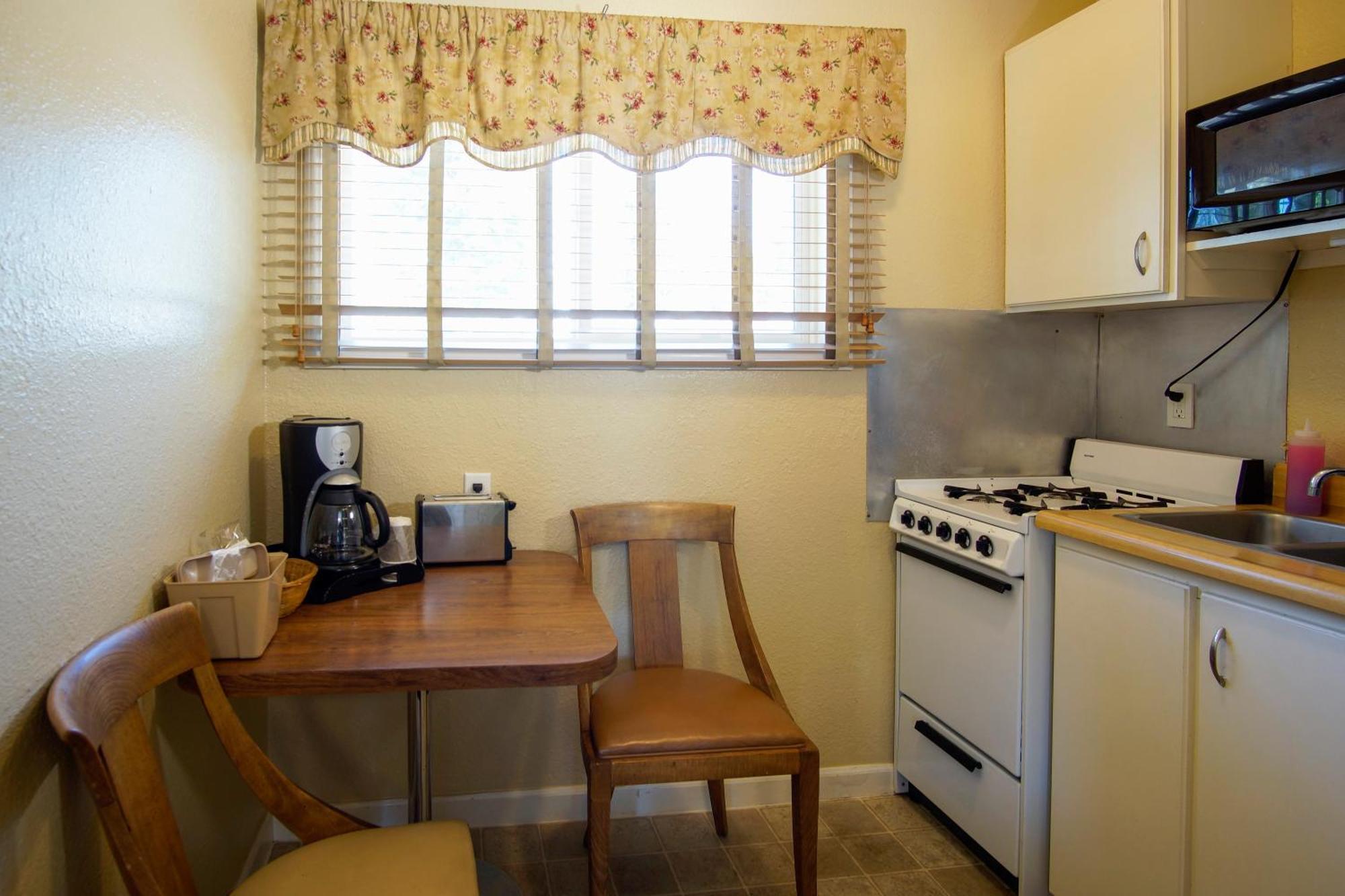Charm Motel & Suites Burney Kültér fotó