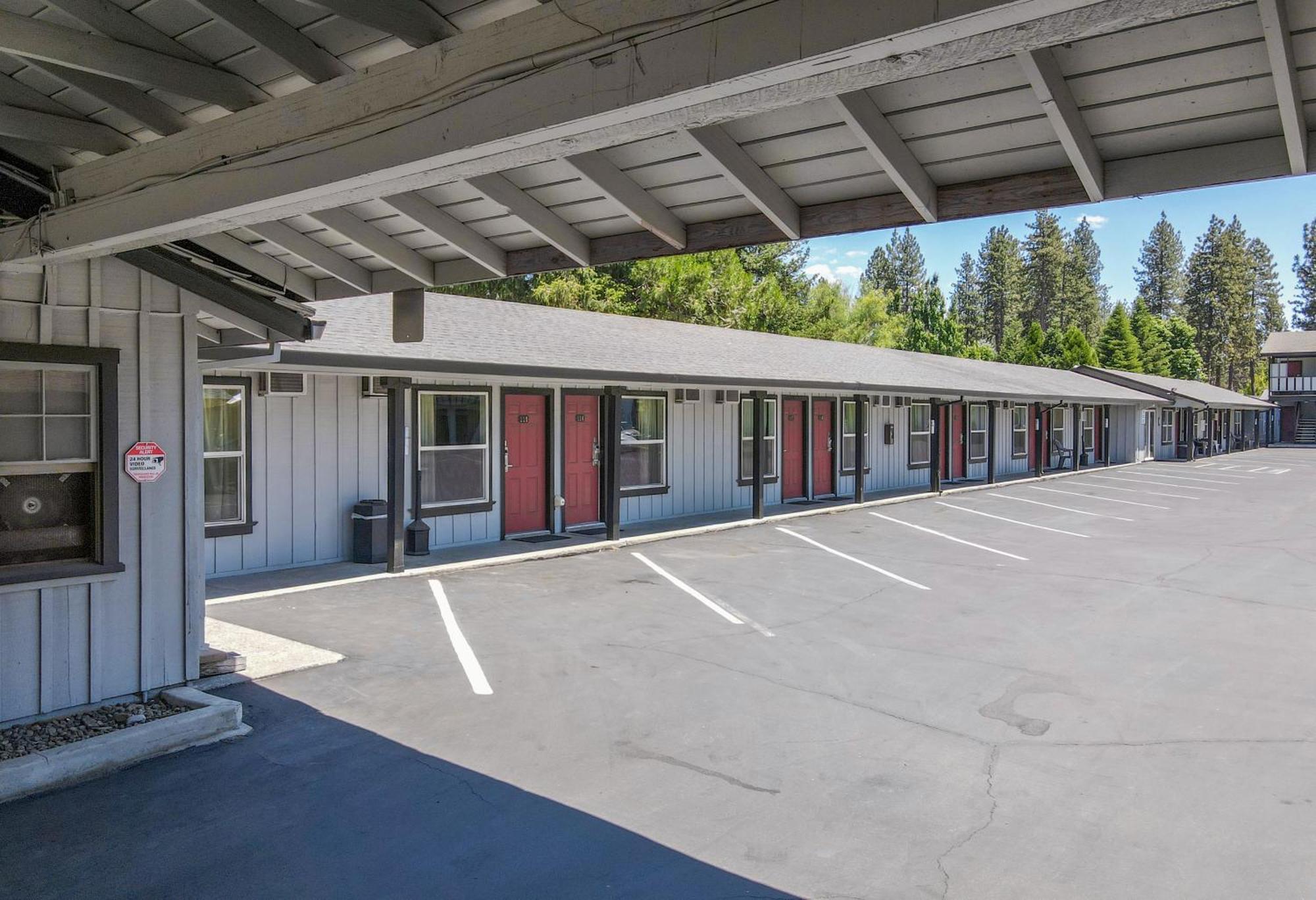 Charm Motel & Suites Burney Kültér fotó