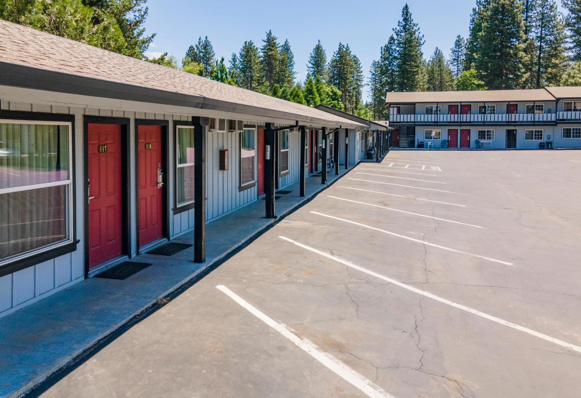 Charm Motel & Suites Burney Kültér fotó