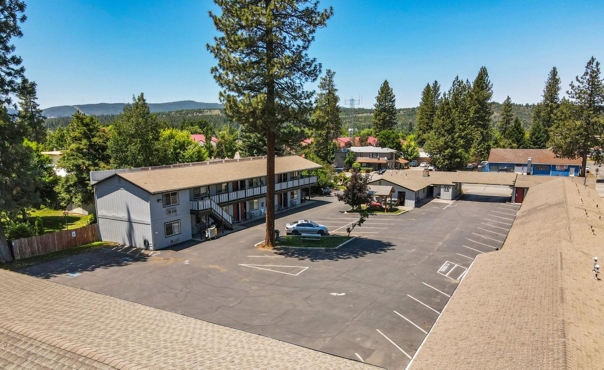 Charm Motel & Suites Burney Kültér fotó
