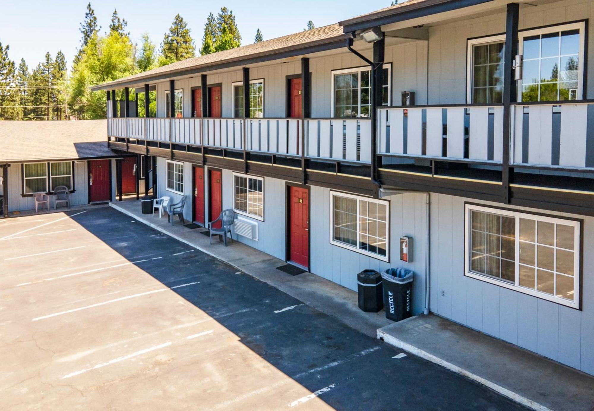 Charm Motel & Suites Burney Kültér fotó