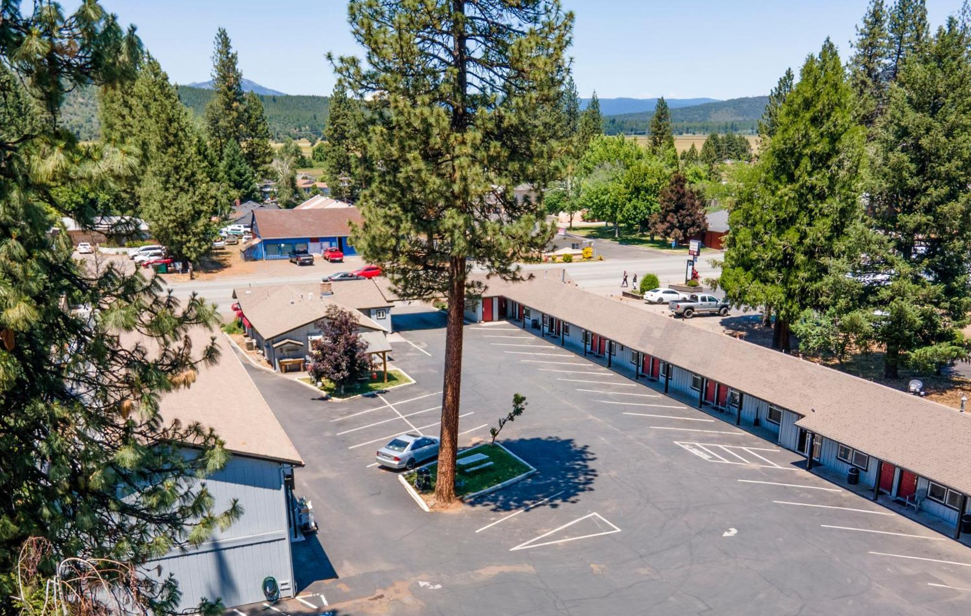 Charm Motel & Suites Burney Kültér fotó