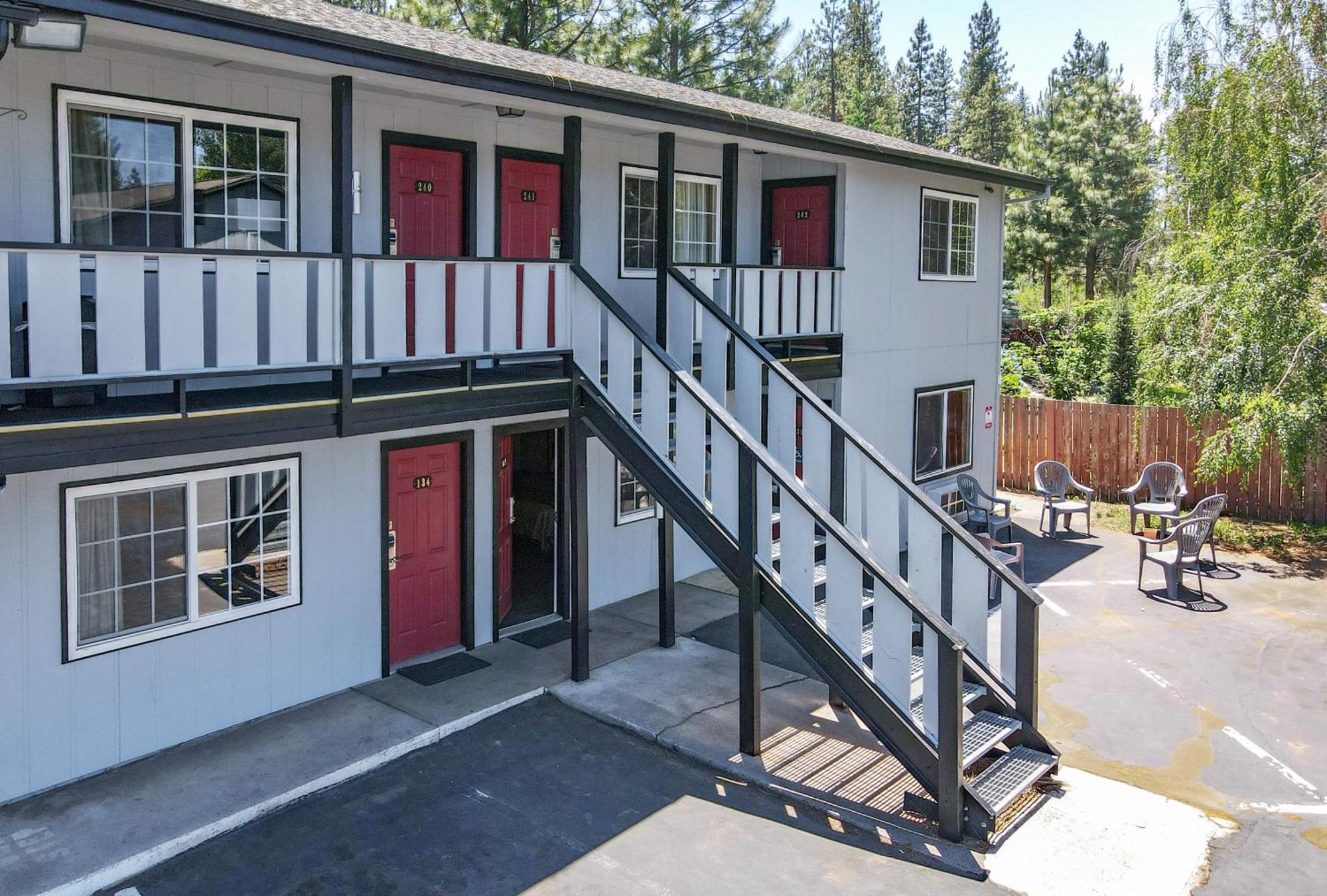 Charm Motel & Suites Burney Kültér fotó