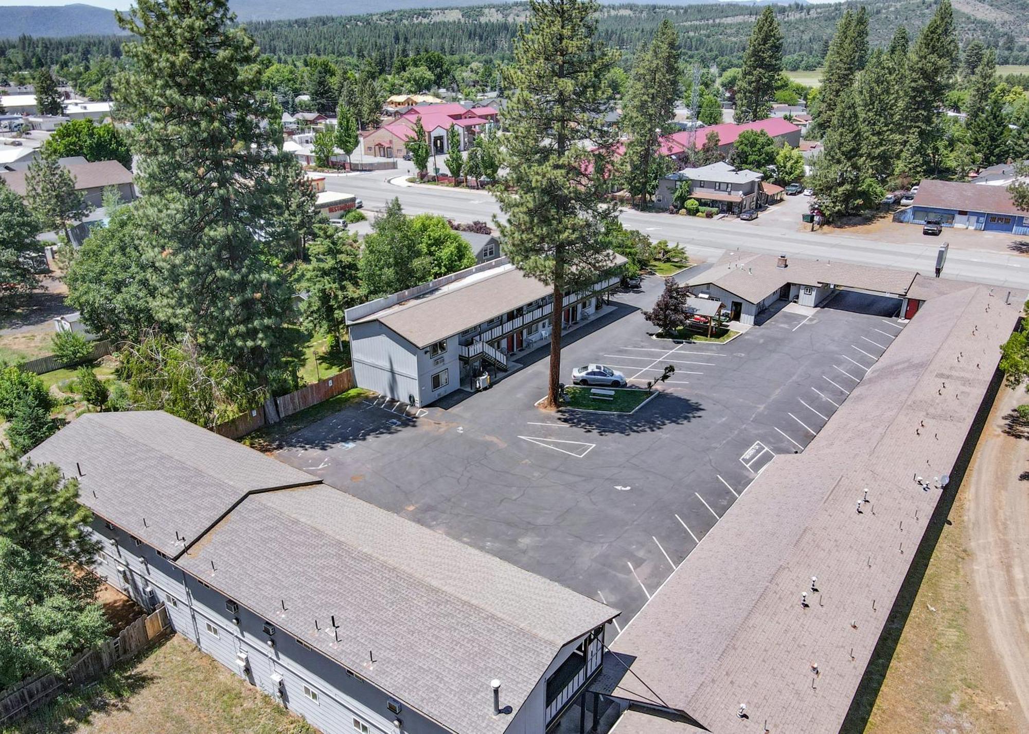 Charm Motel & Suites Burney Kültér fotó