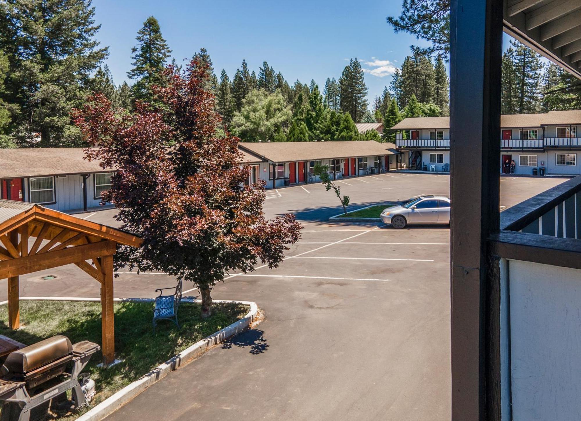 Charm Motel & Suites Burney Kültér fotó