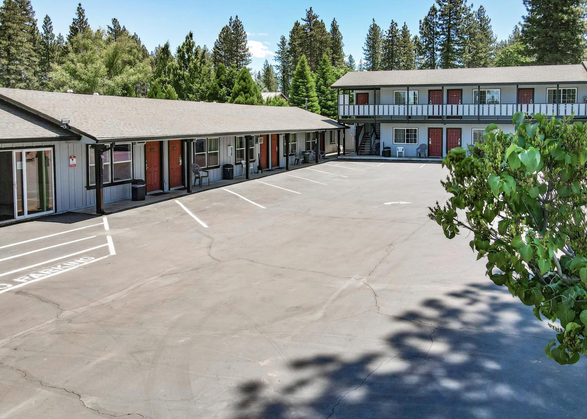Charm Motel & Suites Burney Kültér fotó