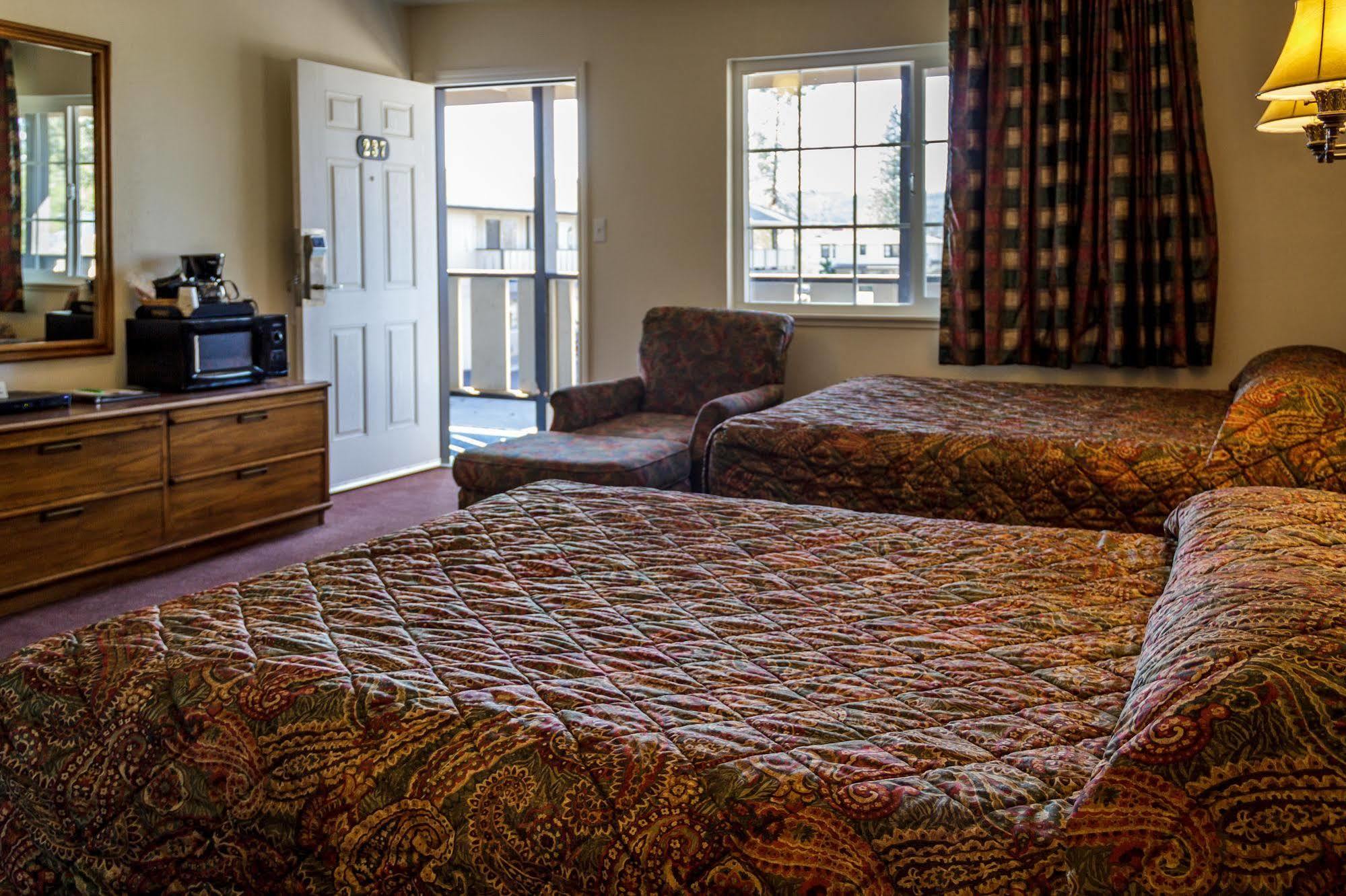 Charm Motel & Suites Burney Kültér fotó