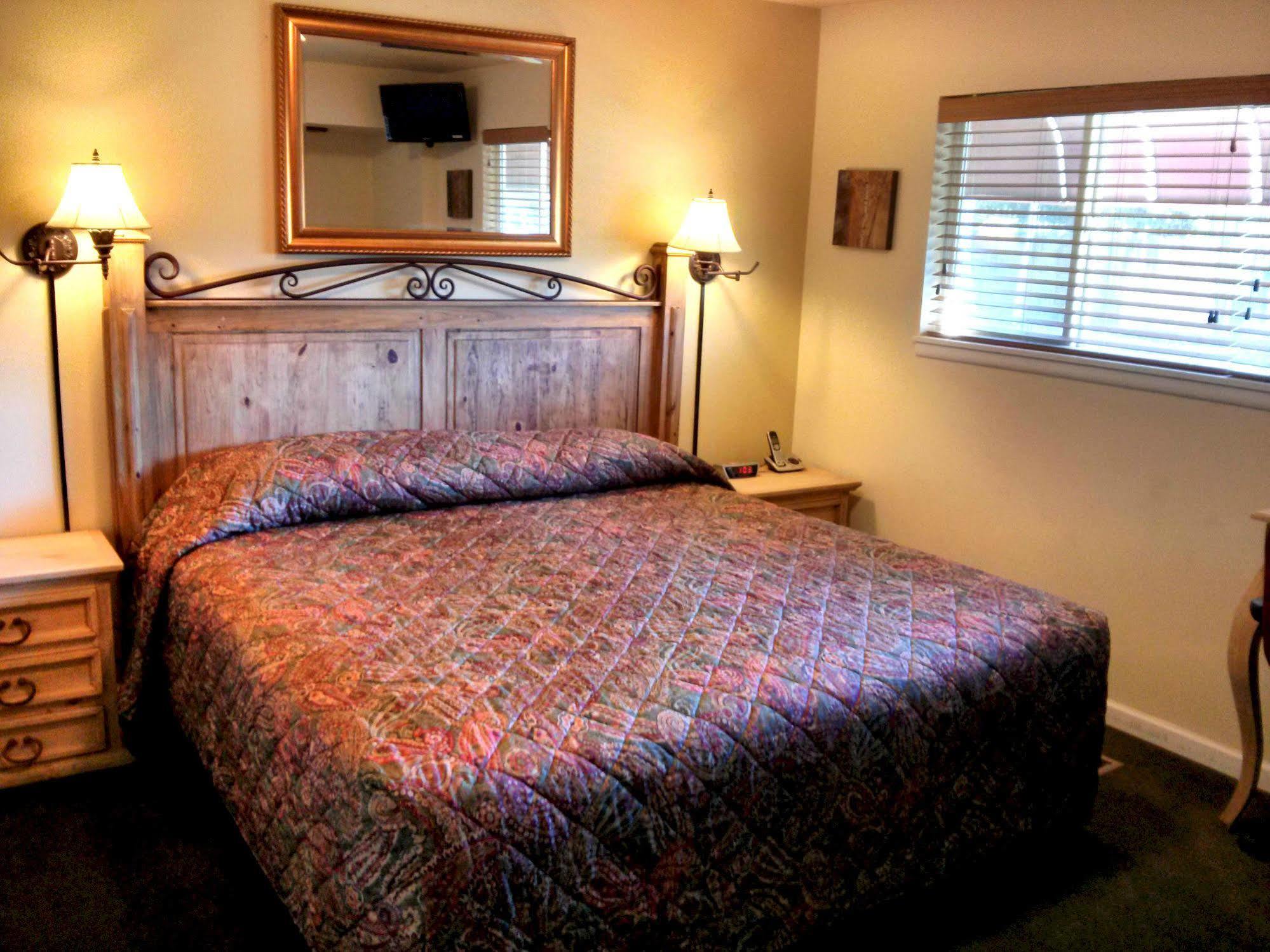 Charm Motel & Suites Burney Kültér fotó