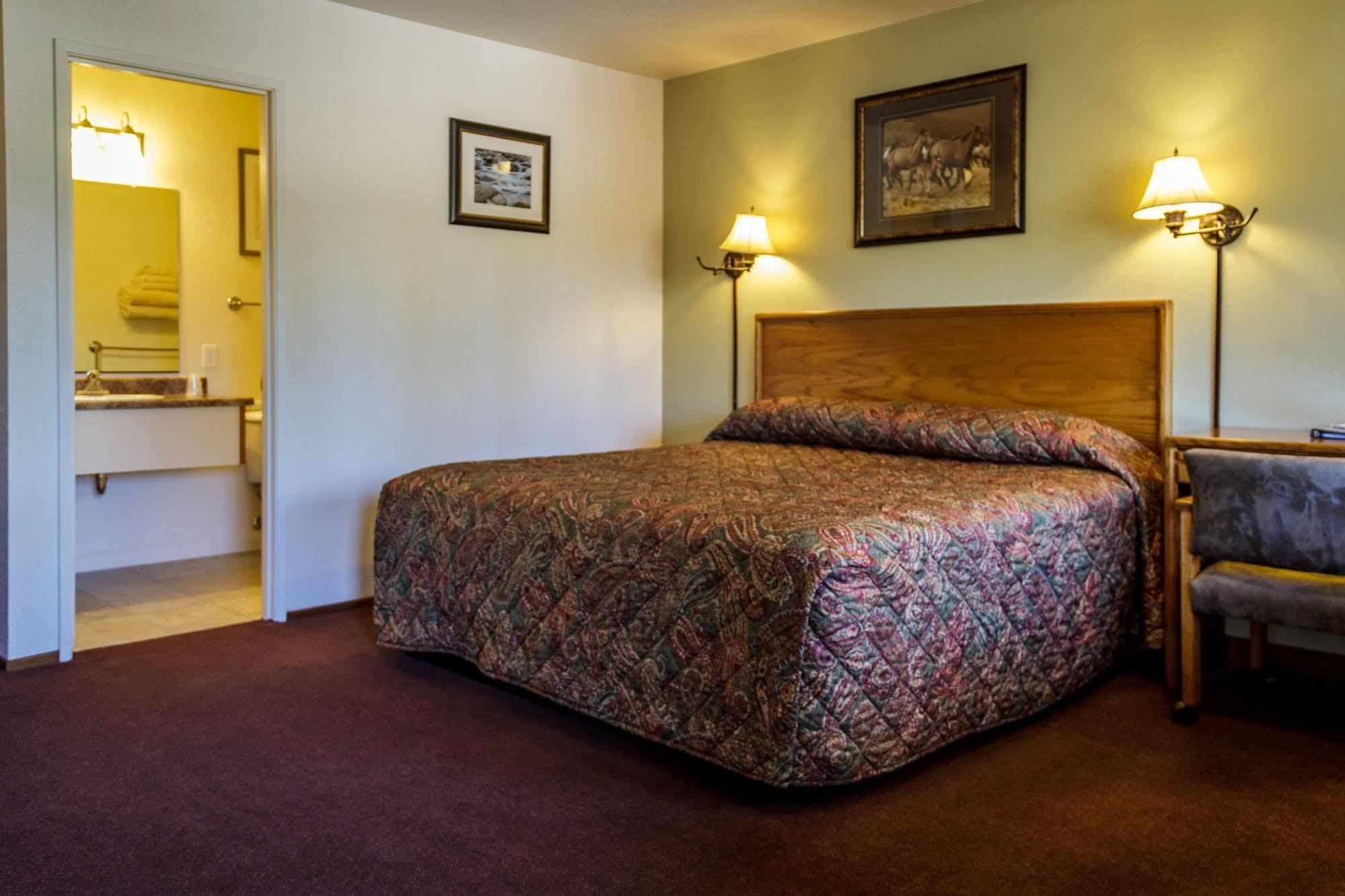 Charm Motel & Suites Burney Kültér fotó
