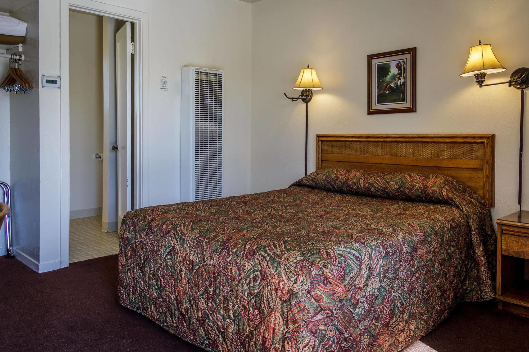 Charm Motel & Suites Burney Kültér fotó