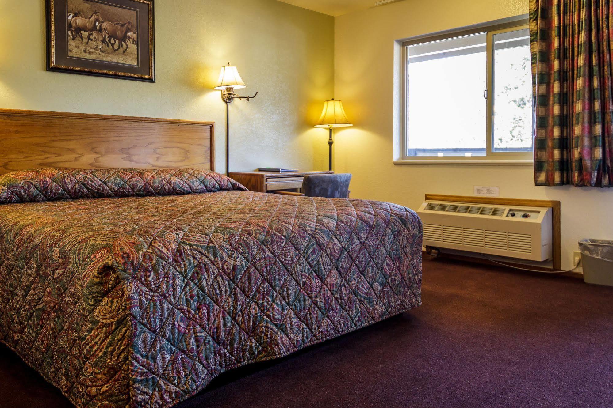 Charm Motel & Suites Burney Kültér fotó